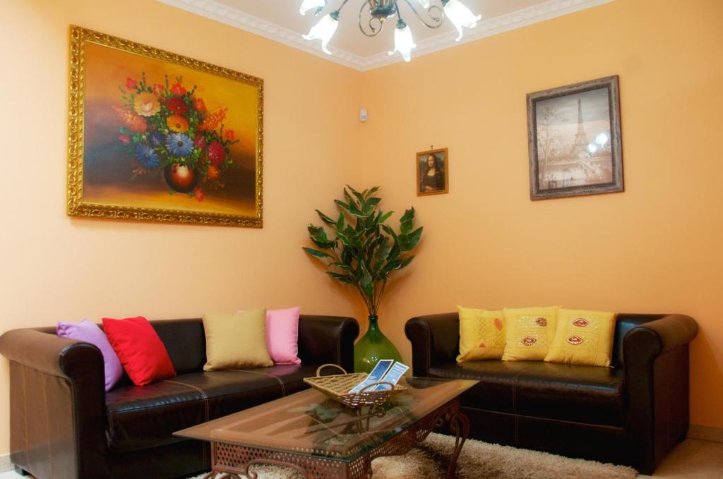 普雷西切卡萨帝卡蒂娅萨兰托公寓的客厅配有两张沙发和一张桌子
