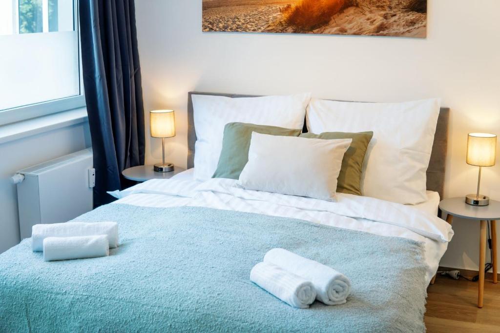 巴特塞格贝格Studio Apartment am Kurpark的一间卧室配有带毛巾的床