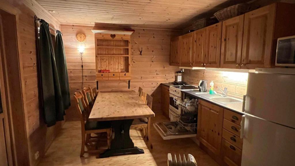 勒尔达尔Saltvold Hytte Nr8的一间带桌子和冰箱的小厨房