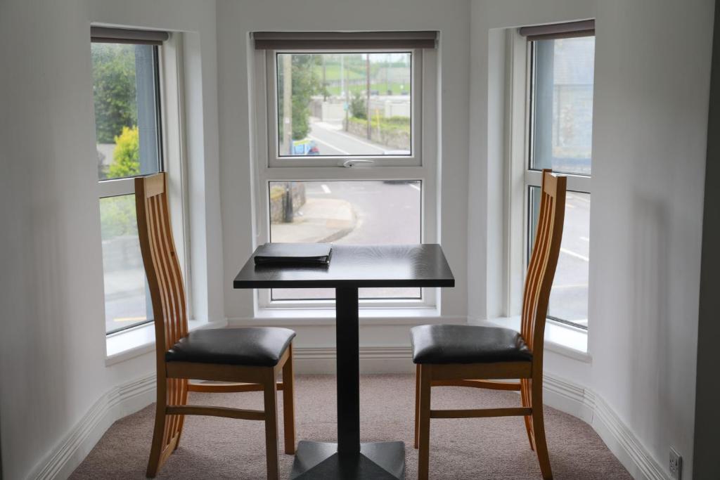 科克The Landmark的窗前的一张桌子和两把椅子