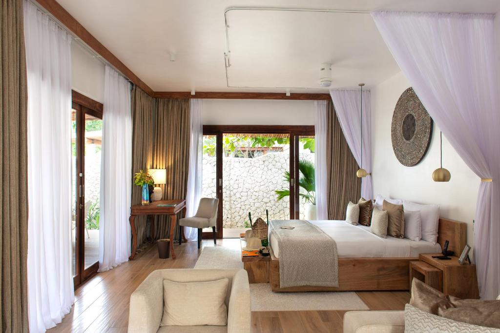 帕杰桑希巴白沙豪华别墅Spa度假村 - 罗莱夏朵精品酒店的一间卧室设有一张床和一间客厅。