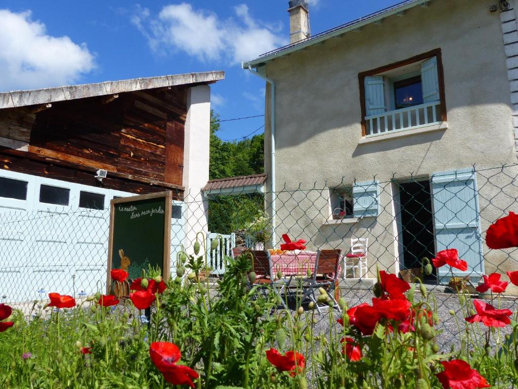 莱卡巴讷Gite d'Appy的前面有红花的房子