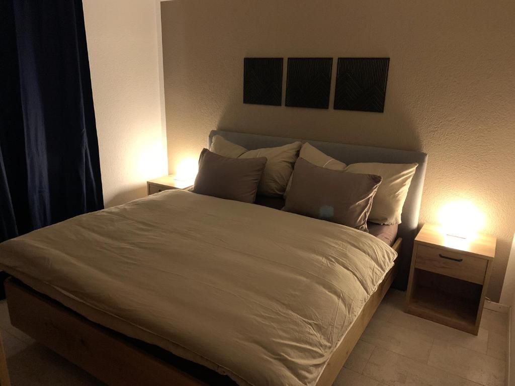 格林德尔瓦尔德Apartment EigerView的一间卧室配有一张大床和两盏灯