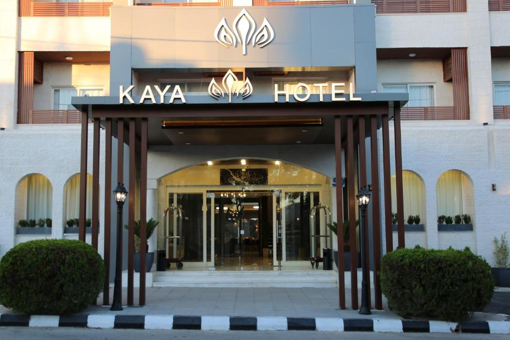 安曼Kaya Hotel Amman的前面有标志的酒店