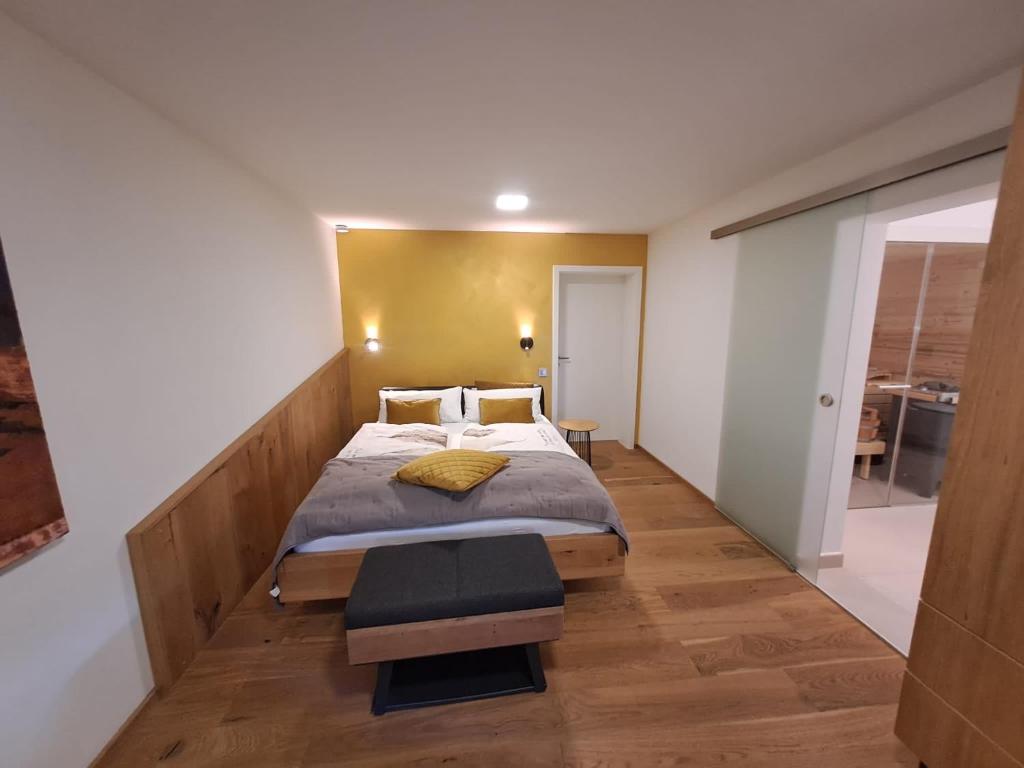 埃夫林根基兴kleine Schwarzwaldlodge的一间卧室设有一张大床,铺有木地板