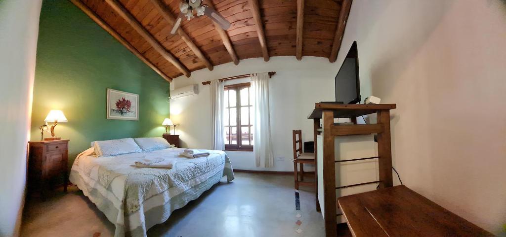 贝尔格拉诺将军镇Posada La Lucía - Adults Only的一间卧室设有一张床和一个窗口