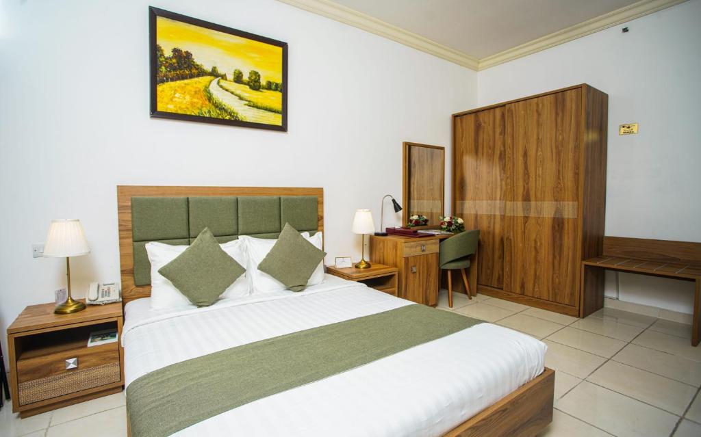 多哈别墅皇宫酒店的一间卧室配有一张床和一张书桌
