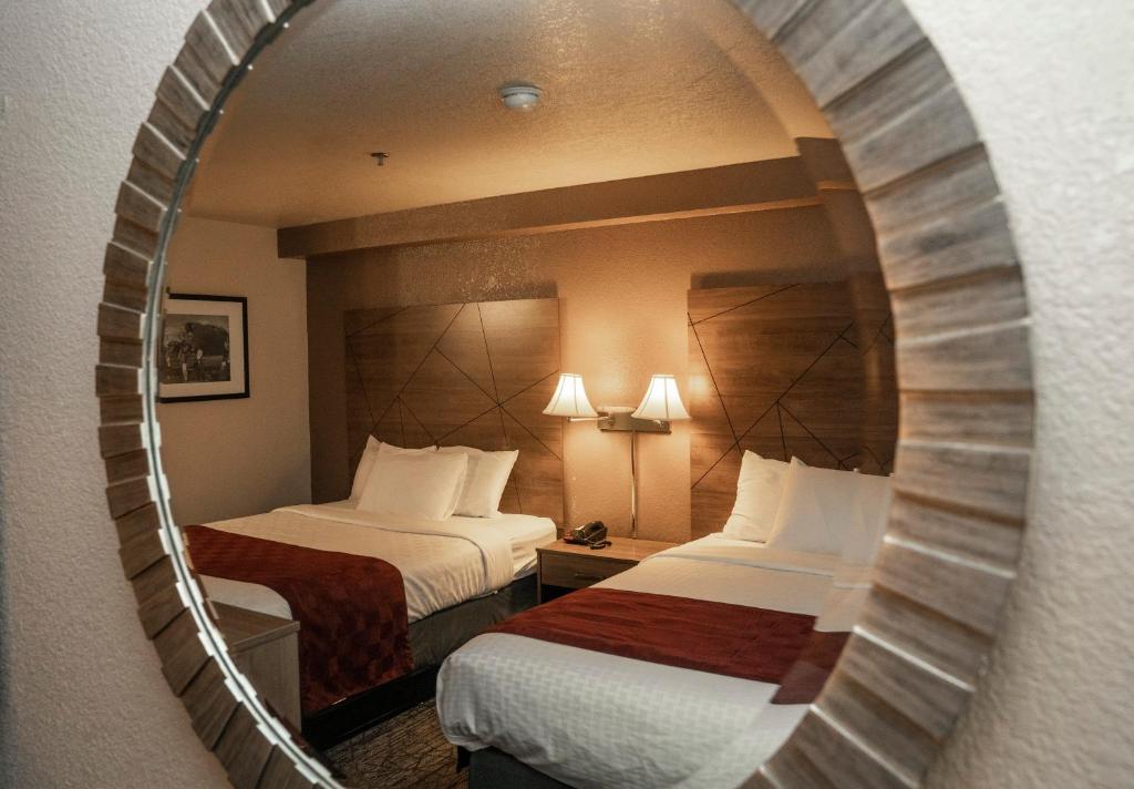 林伍德林伍德美国最佳价值酒店的酒店客房,设有两张床和镜子
