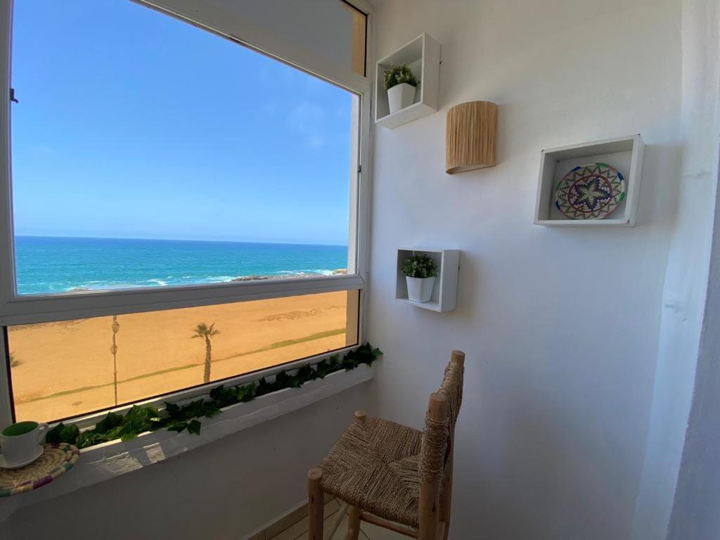 拉巴特Nice apartment beach front, close to Rabat main sightseeing. Fiber WiFi的客房设有海景窗户。