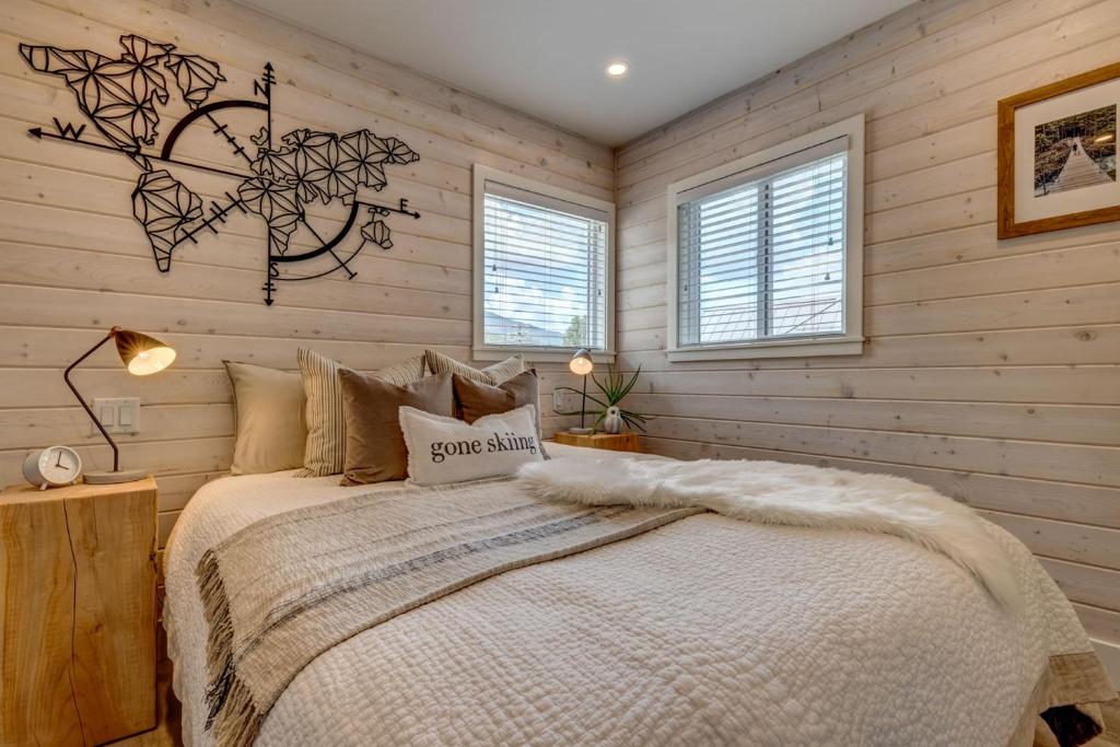 惠斯勒creekside Innsbrook的卧室设有木墙和一张大床