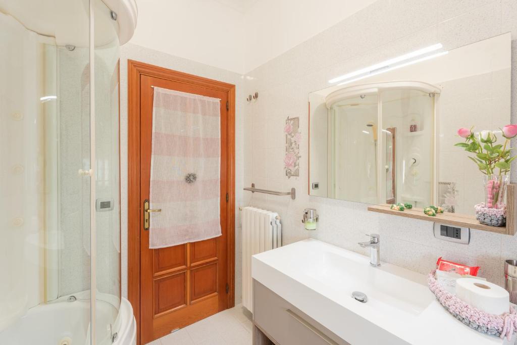 马萨鲁布朗斯Al Calar del Sole的一间带水槽、淋浴和镜子的浴室