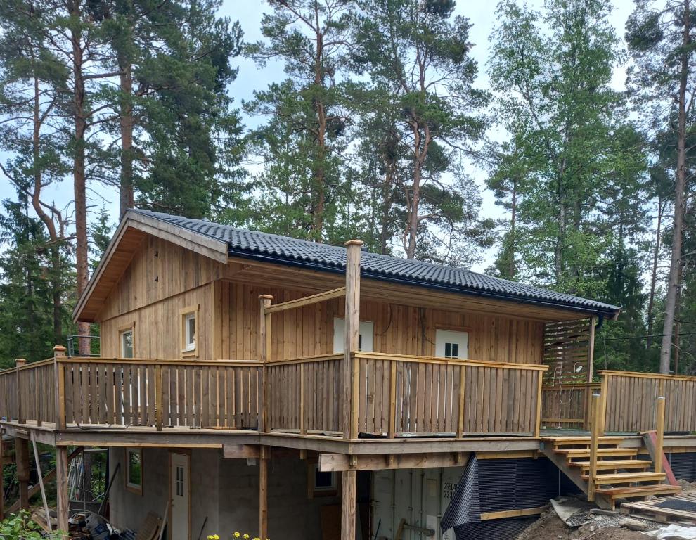 EnkärretEasystar guest house的大型木制房屋,设有大型甲板