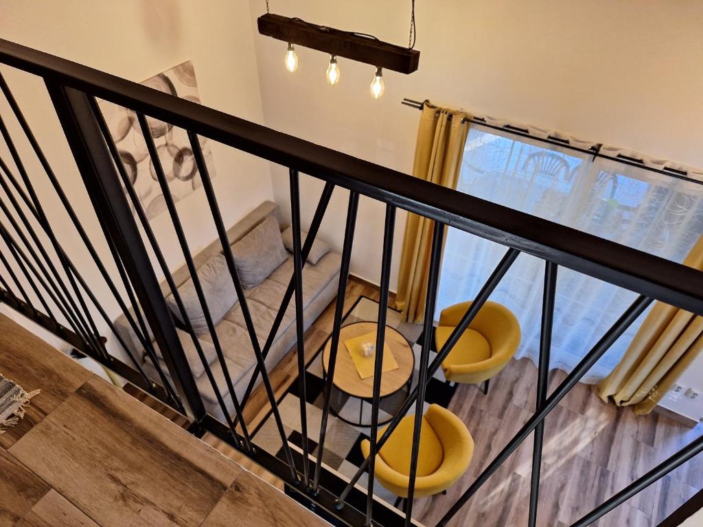 武科瓦尔Kuća za odmor Sweet Home的客房设有带两张黄色椅子和一张桌子的阳台。