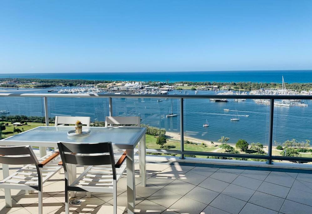 黄金海岸Southport Sea Views - Shores Apartment的海景阳台上的桌椅