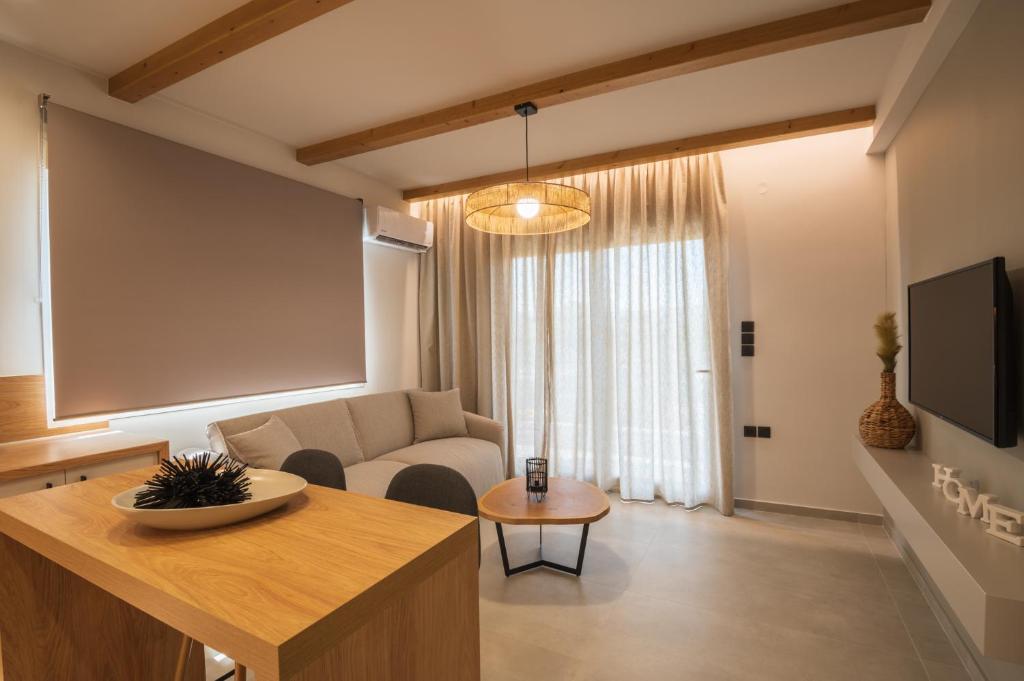 沃洛斯Palaia Luxury Suite的客厅配有沙发和桌子