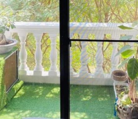 美岸Vigan Living的阳台设有白色的围栏和盆栽植物