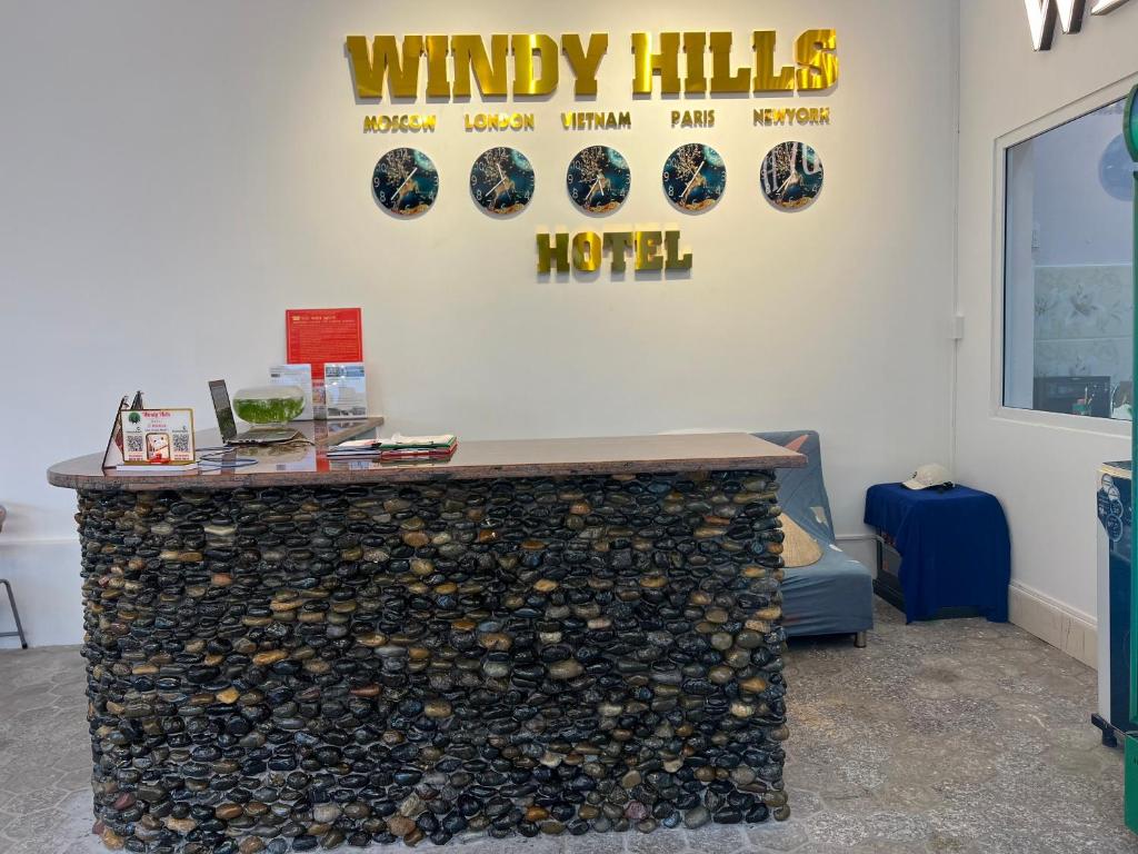 美奈Windy hills hotel的墙上有一大堆酒瓶的酒吧