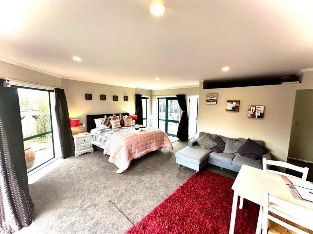 帕拉帕拉乌穆Observation Guest Suite的一间卧室配有一张床和一张沙发