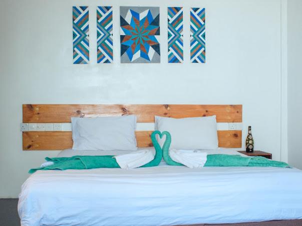 马富施Tavern Lodge Maafushi的一间卧室,配有一张床和美人鱼
