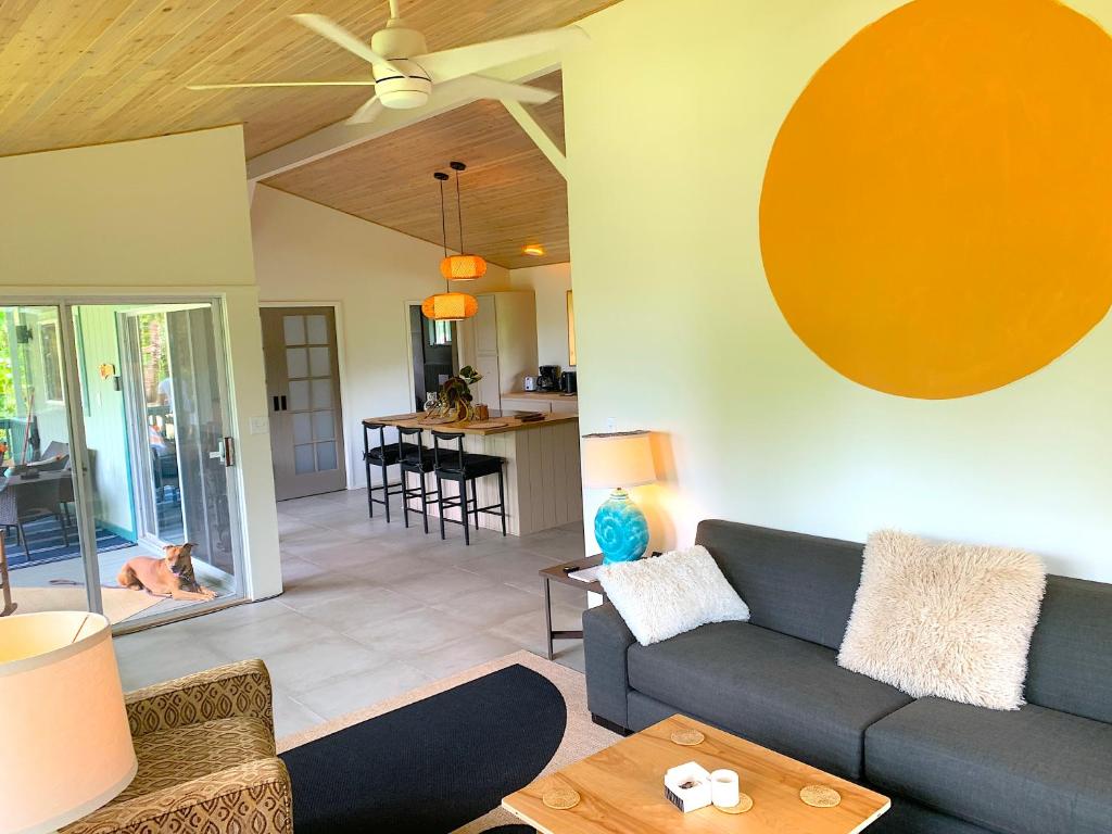 帕霍阿Seaside House and Aloha Bungalow的客厅配有沙发和桌子
