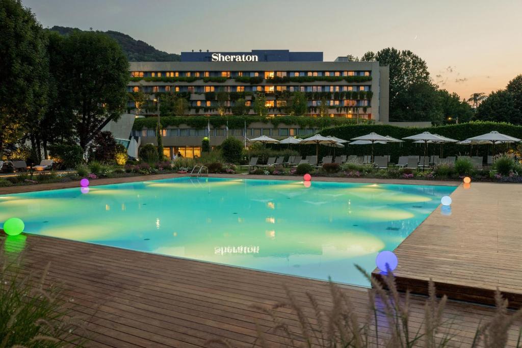 科莫科莫湖喜来登酒店的酒店前方的大型游泳池