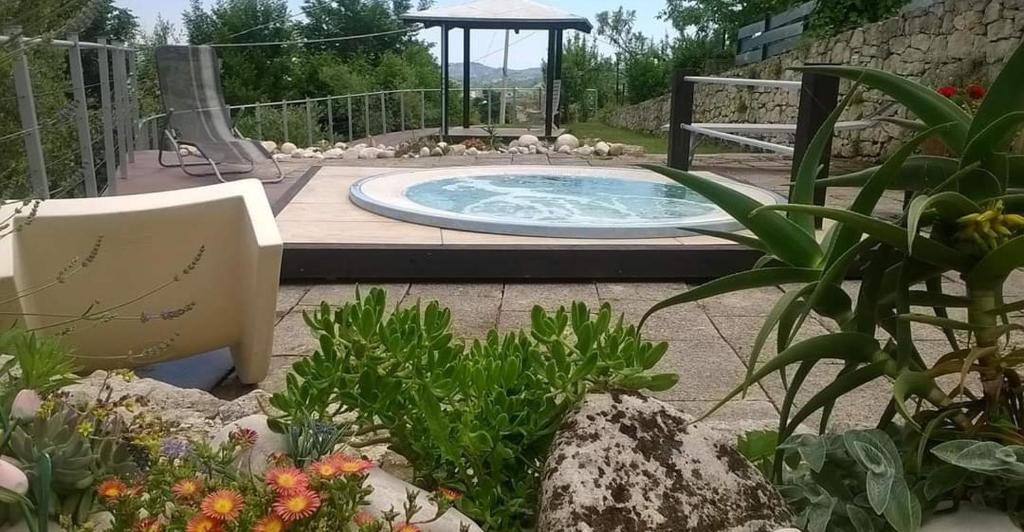 LettomanoppelloCasa di Principe - Piazza的花园内的小游泳池,带秋千