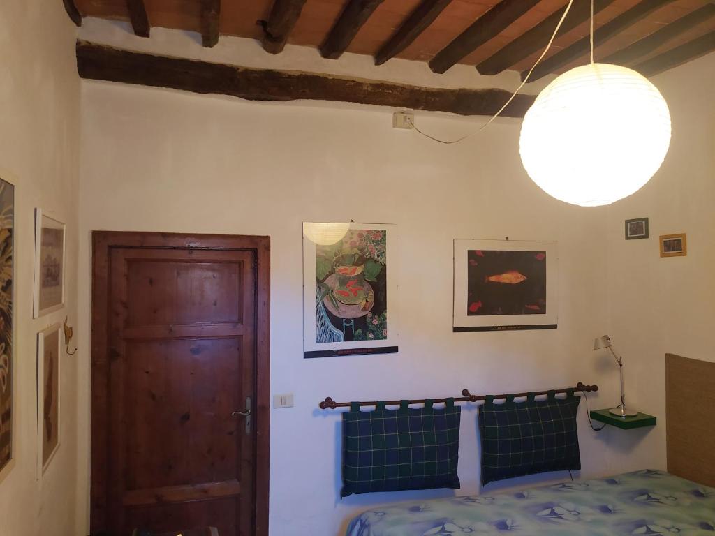 里奥内莱尔巴Casa Alice的一间卧室配有床、灯和门