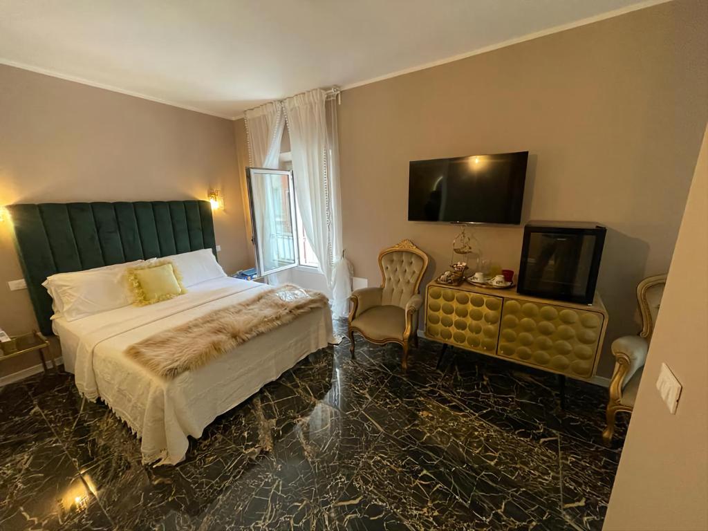 西尔米奥奈Prestige Suite Via Romagnoli的一间卧室配有一张床和一台平面电视