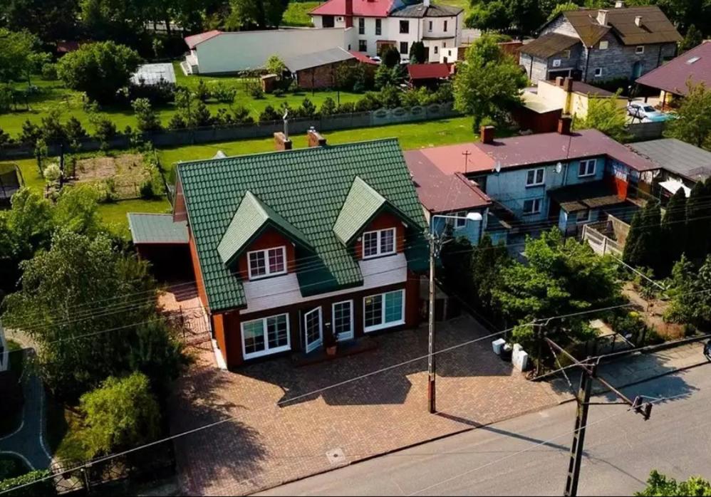 沃维奇Apartament 70m2 w domu na wyłączność blisko od drogi wyjazdowej na Warszawę的享有带绿色屋顶的房子的顶部景色