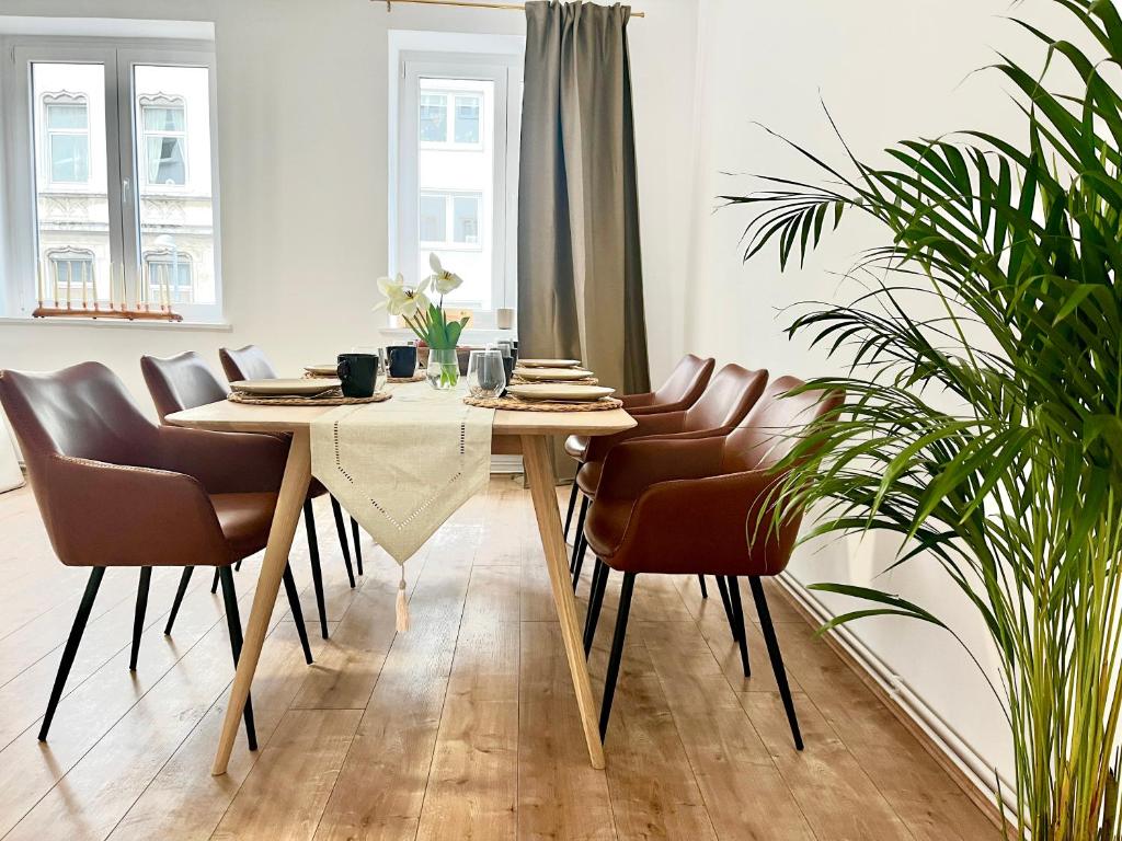 汉诺威Design Apartment - Parking - Kingsize-Bett - 2x Bad - Zentrum的一间带桌椅的用餐室