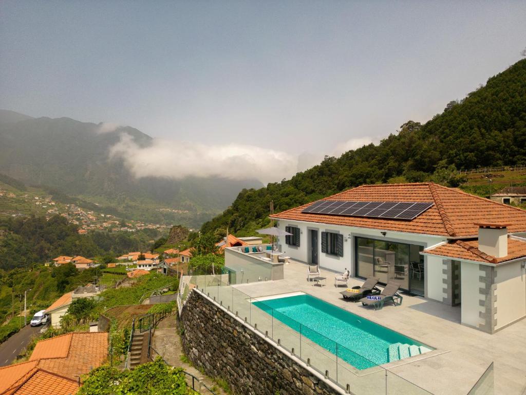 圣维森特Casa Avô da Pedra, By OP的一座带游泳池和山脉的房子
