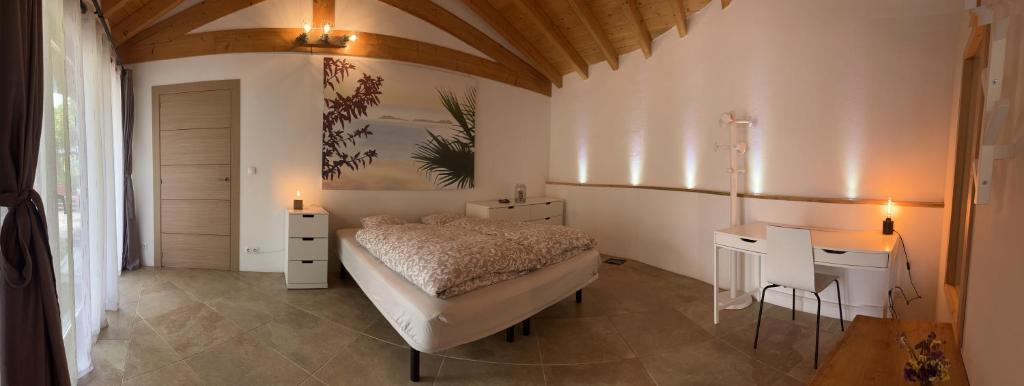 维拉·诺瓦·达·塞尔维尔Pilgrims Rest - Vila Nova de Cerveira - Hostel - Albergue - AL的一间卧室配有床、两个床头柜和一张桌子