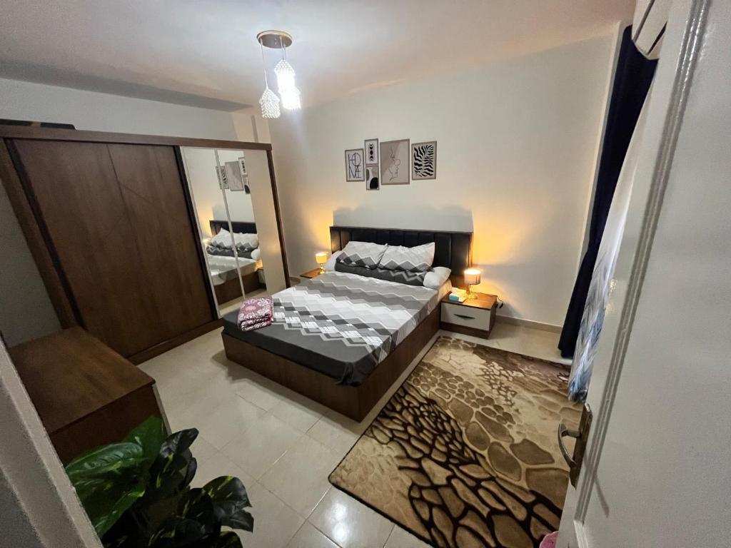 MadinatyMadinaty Kian Al Deafah , New Cairo مدينتي的一间卧室配有一张床和一面大镜子