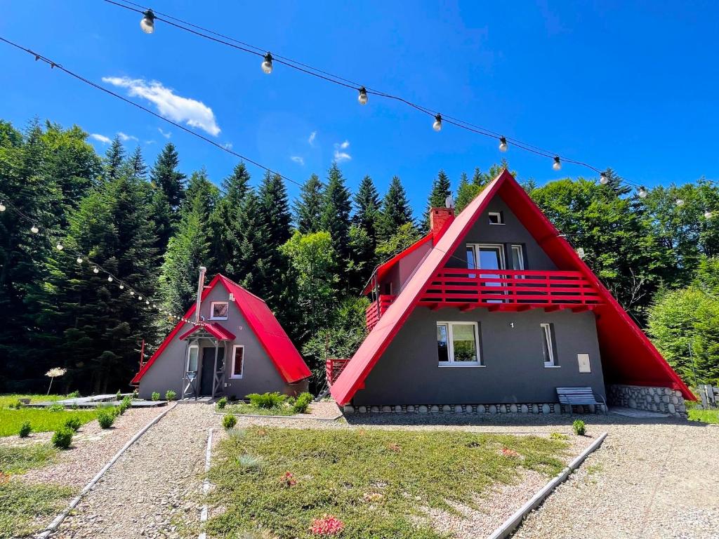 扎沃亚Zawoja 1725 - Slow Life Cabins的院子里有红色屋顶的房子