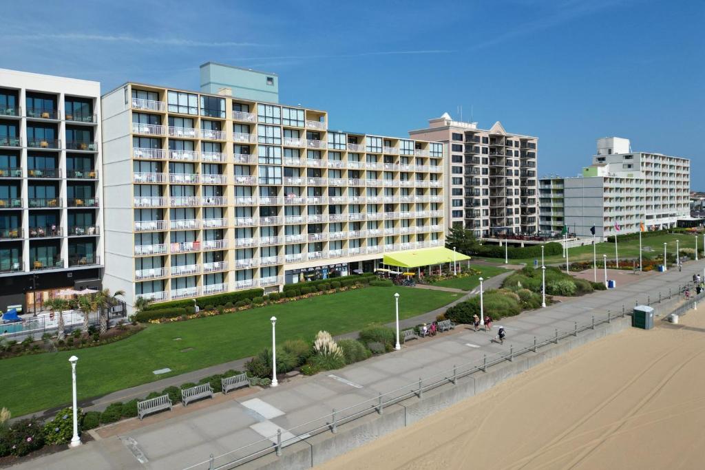弗吉尼亚海滩弗吉尼亚海滩海滨福朋喜来登酒店的一座大型公寓楼,前面有一个公园
