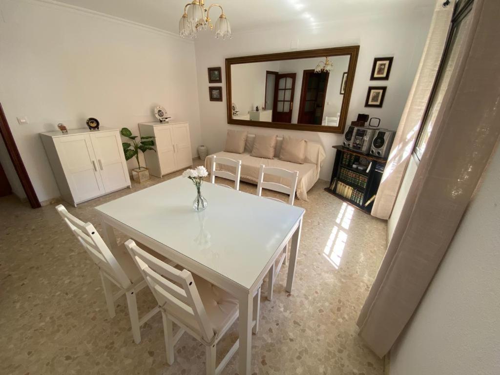韦尔瓦Apartamento Familiar En Barrio Reina Victoria的客厅配有白色的桌子和椅子