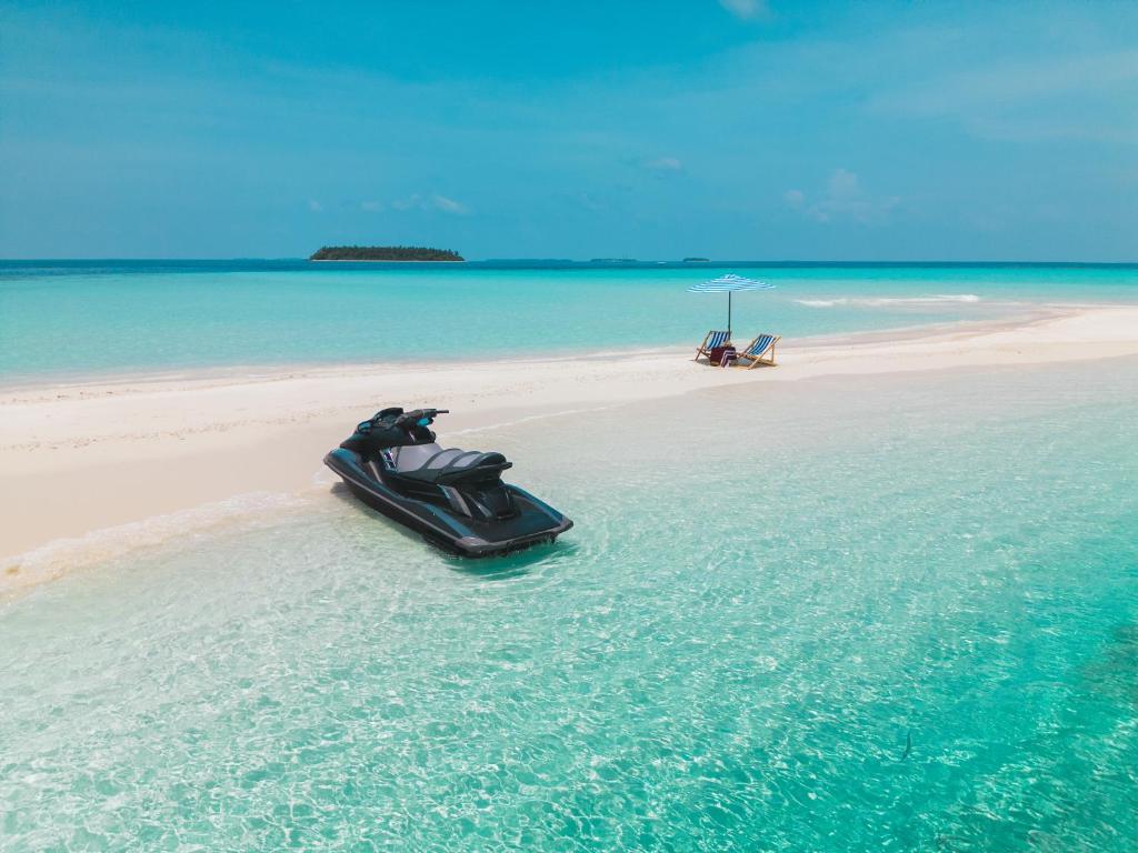 KendhooDhoani Maldives Guesthouse的水上摩托艇在海边的海滩上