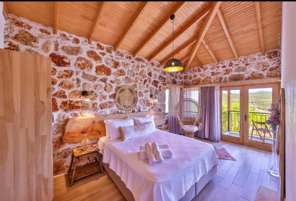 CukurbagMelihaus的一间卧室设有一张床和石墙