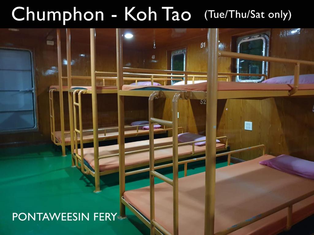 春蓬Chumphon - Koh Tao Night Ferry的船上的一组双层床