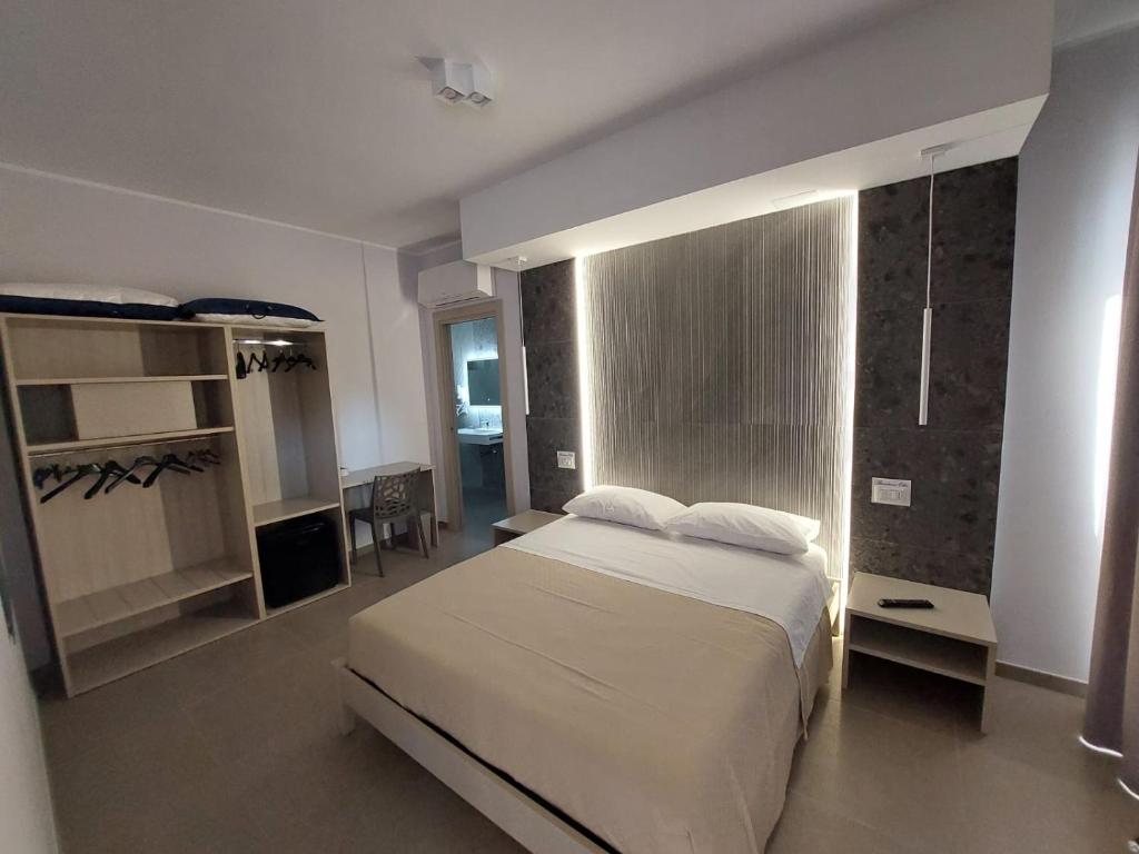 泰尔莫利Residenza Elba - Charme House的一间卧室,卧室内配有一张大床