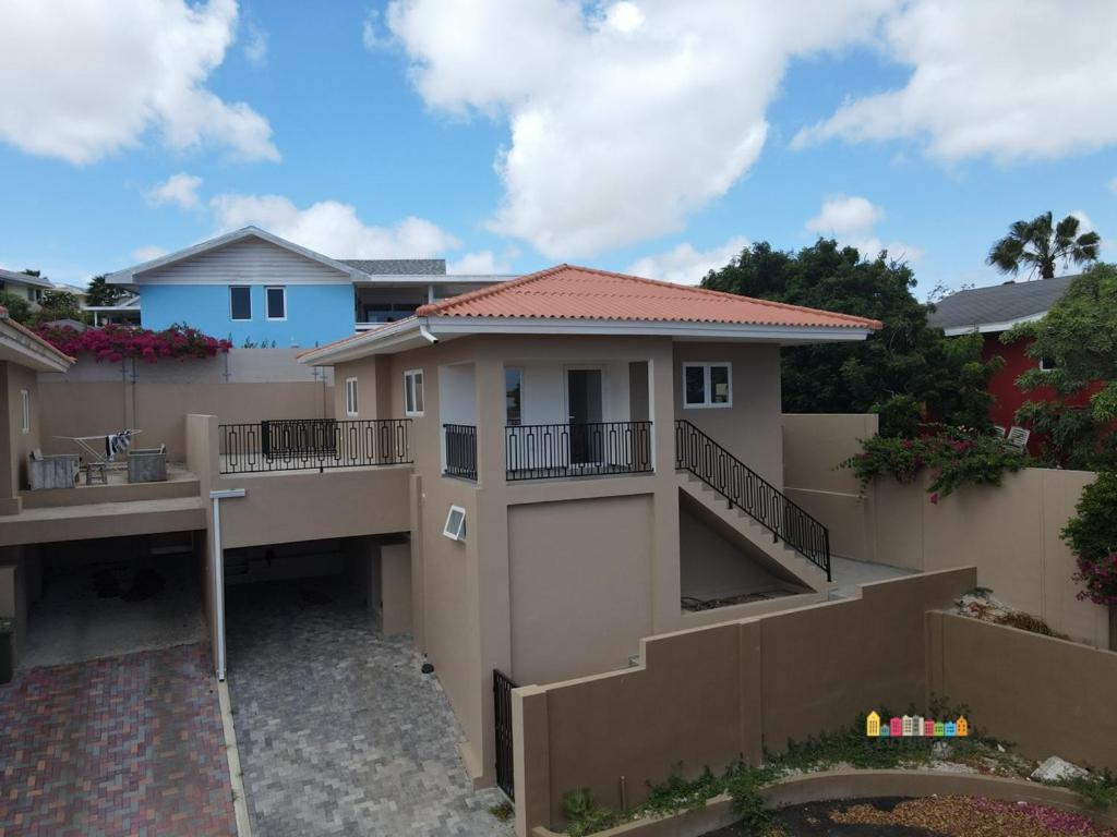 威廉斯塔德Cubana Resort Appartement loopafstand Mambo beach的带阳台的房屋景