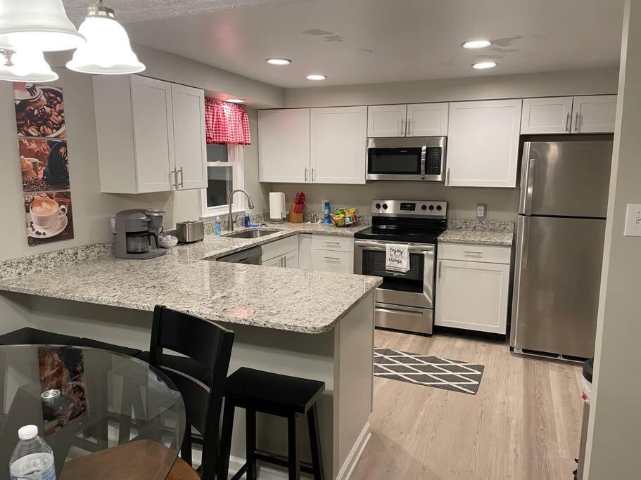 马丁斯堡Spacious 3 Bedroom Home in Martinsburg WV.的厨房配有白色橱柜和不锈钢用具