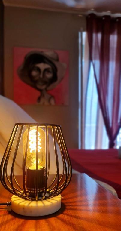 都灵Ottimo appartamento " Pala Alpitour"的木桌顶上的灯