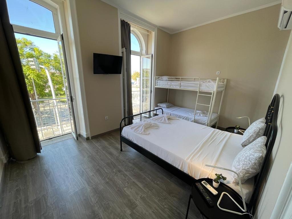 塞图巴尔Suites DP Setúbal的一间卧室设有一张床和一个大窗户