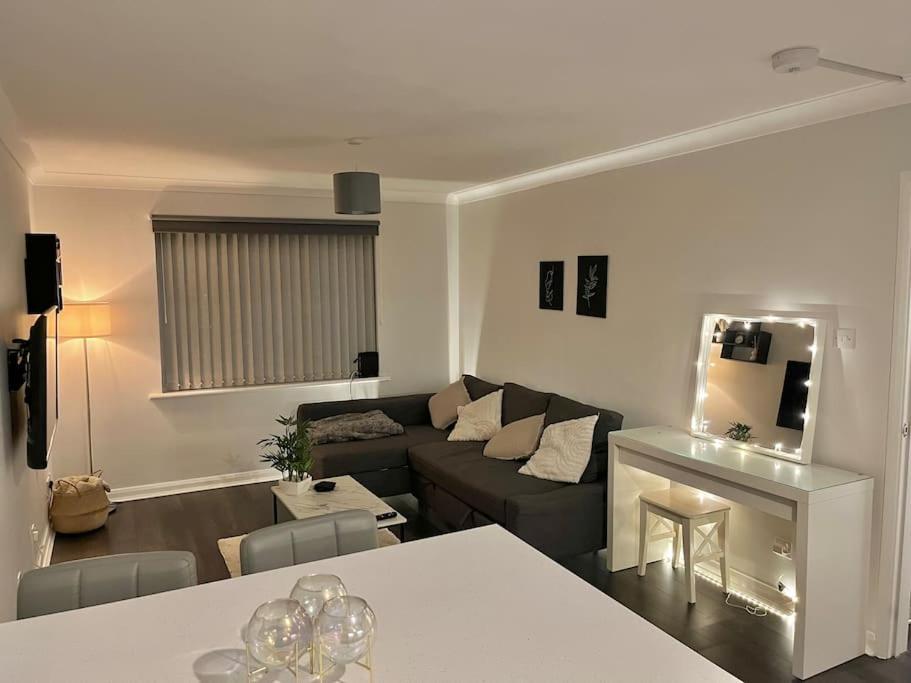 南安普敦Newly Refurbished Apartment with private parking的客厅配有沙发和桌子