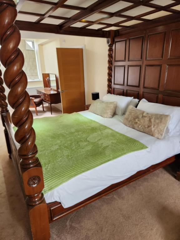 BaildonThe Garden Bar Rooms的一间卧室配有一张大床和木制床头板