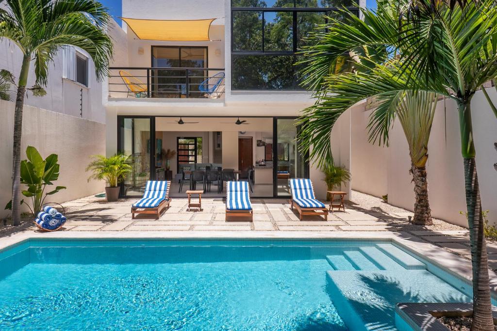 图卢姆Wonderful Tropical Home 3BR, Garden, Private Pool.的一座带游泳池和棕榈树的房子