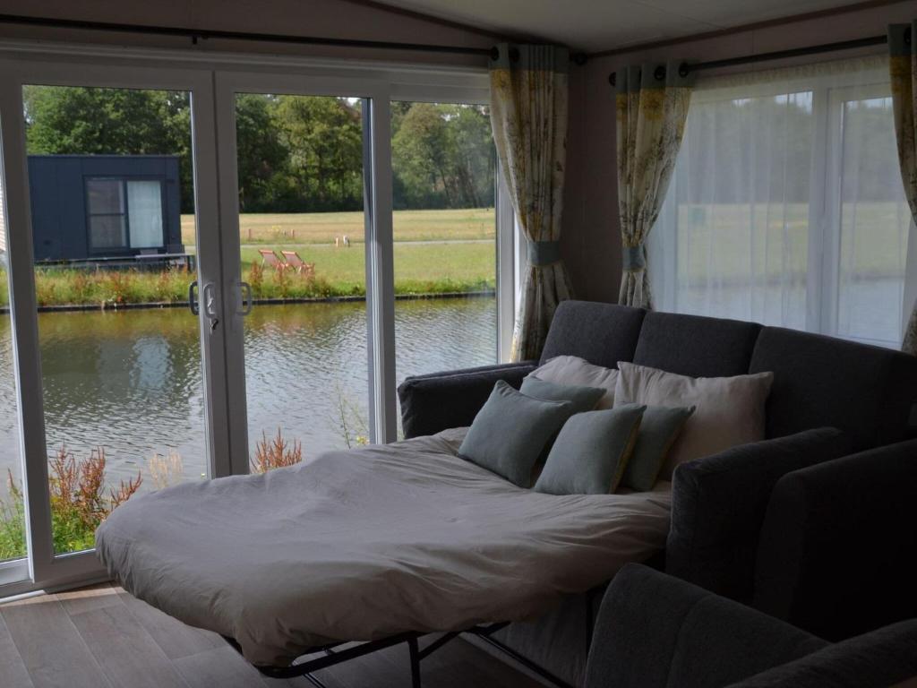 Brand new chalet on a completely new luxury resort的客厅设有一张大床,配有大窗户