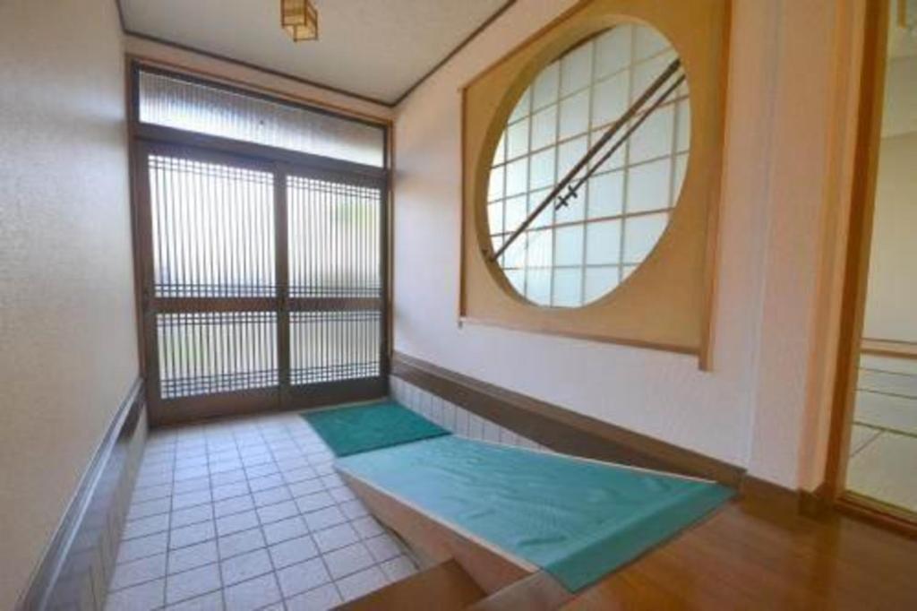 广岛广岛日式旅馆的客房设有大窗户和镜子