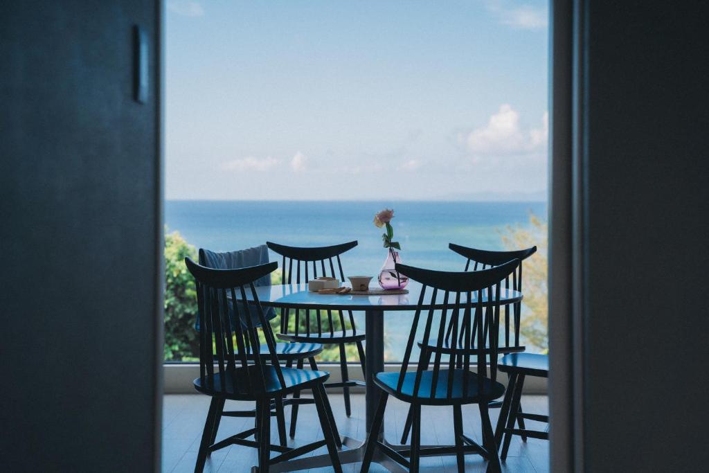 读谷村Blue Steak Wonder Yomitan的一张桌子和椅子,享有海景